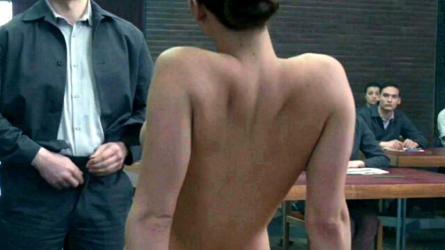 سكس الام تمسك ابنها يجلخ على ملابسها الداخلية فتنيكه سكس امهات