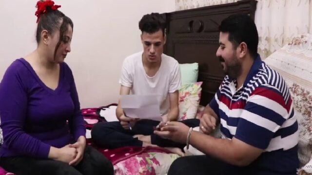 الزوجه مع اصدقاء زوجها