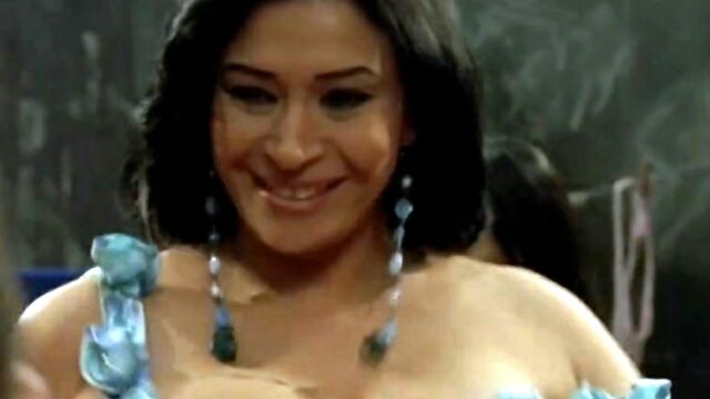 سكس قحبة مصرية ترقص في المنزل وتهز وسطها وتكشف طيزها