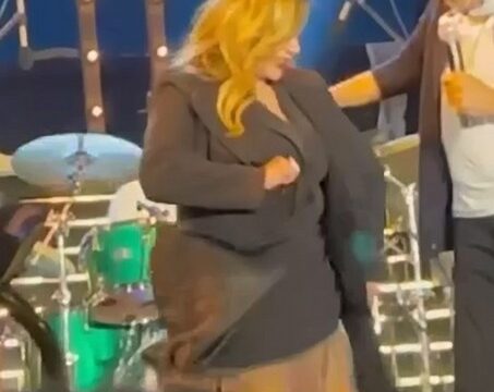 هيا ترقص وهويرقص